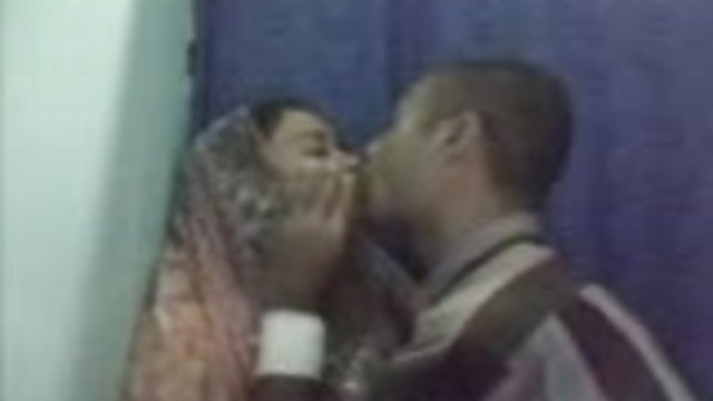 فحش آن لائن کوئی رجسٹریشن نوجوان کی تصویر دیسی جنسی پارٹی میں ایک سائبر کیفے کے کیبن